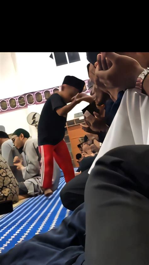 Viral Momen Bocah Kecil Salami Satu Per Satu Jamaah Sholat Tarawih