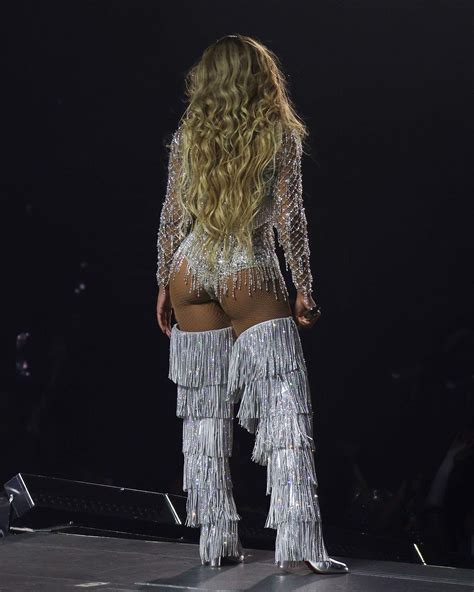 UNIQUE e do Brasil Beyoncé usou um look exclusivo criado pela