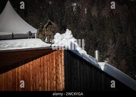 Davos Suiza 16 De Enero De 2024 Snipers Encuesta Sobre El Centro De