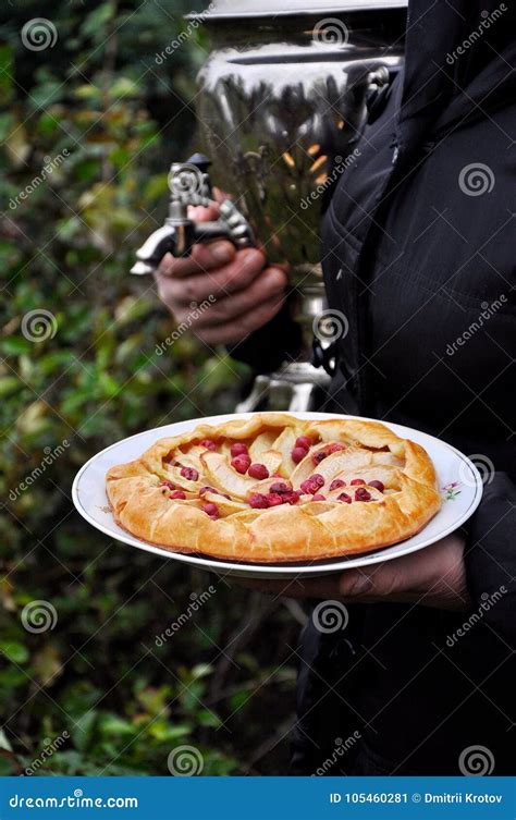 Galette De La Fruta Con Las Manzanas Y Las Bayas Abra La Torta El Tirar