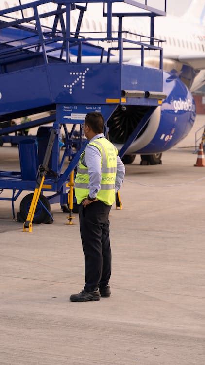 Ground Staff on Airport Tarmac · Free Stock Photo