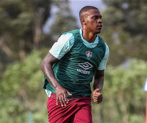 Frazan comemora retorno aos gramados pelo Fluminense após 10 meses