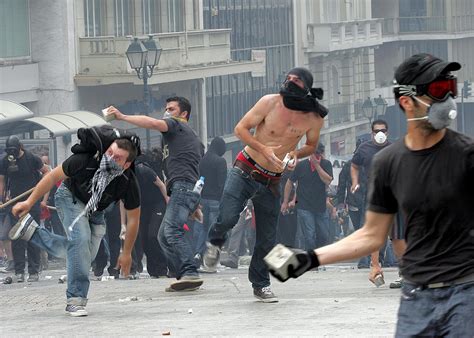 Las Violentas Protestas En Grecia Durante La Huelga General Dejan Tres