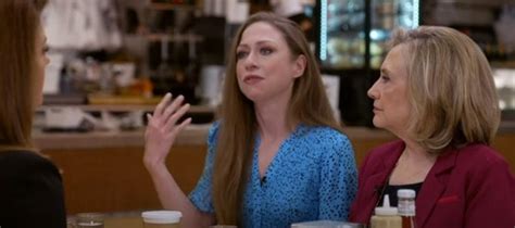 Hillary Clinton revela que foto usada em anúncio de lingerie brasileira fez que ela usasse