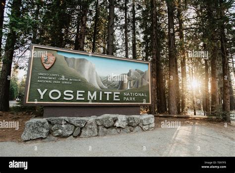 Yosemite National Park entrance sign. Yosemite National Parl. California Stock Photo - Alamy