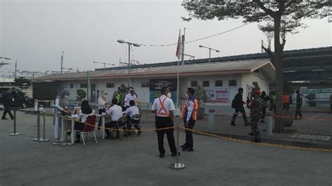 Senin Pagi Sepi Penumpang Pengguna Krl Wajib Tunjukkan Strp Di Stasiun