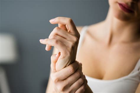 De Quervain S Tenosynovitis A Painful Challenge For Mothers The Body