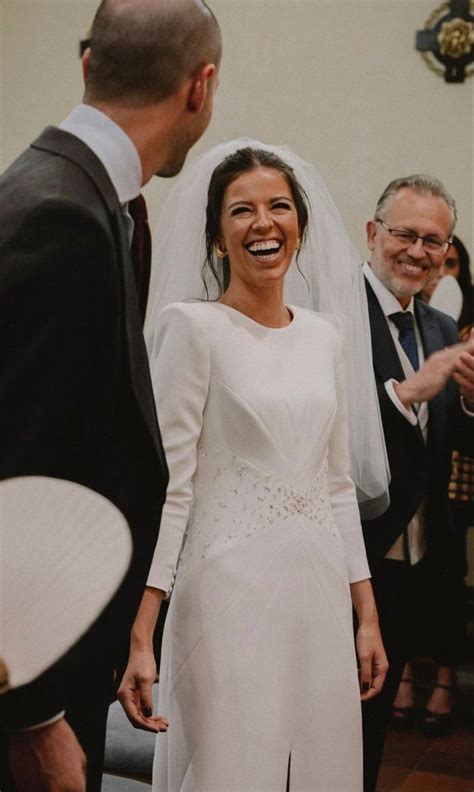 Una Novia Con Velo Corto Y Bordados Matrimonio