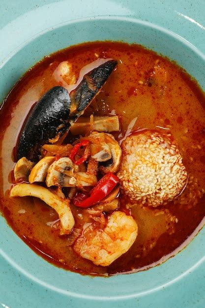 Sopa de leite de coco picante asiática tailandesa tradicional tom yum