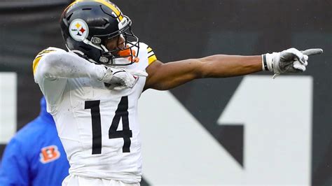 Report Steelers Wr Coach Zach Azzanni Had Heated Exchange With