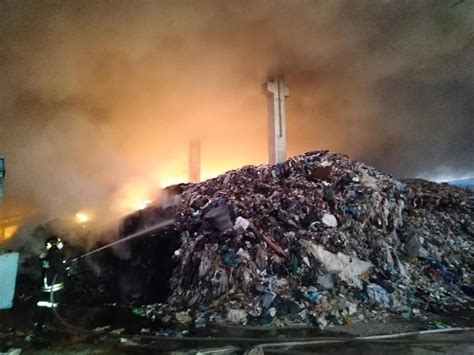 Incendio A Marcianise Brucia Un Capannone Colmo Di Rifiuti Si Rischia