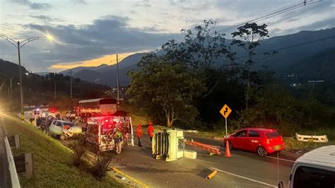 Tres Personas Resultaron Lesionadas Tras El Choque De Dos Veh Culos En