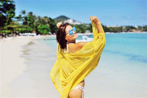 Vrij Jonge Gelooide Vrouw In Bikini Het Stellen Op Het Strand Stock Afbeelding Image Of Oceaan