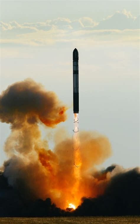 Russia unveils 'Satan 2' missile powerful enough to 'wipe out UK ...