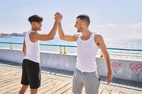 Pareja De Dos Hombres Hispanos Sonriendo Confiados Choca Esos Cinco Con