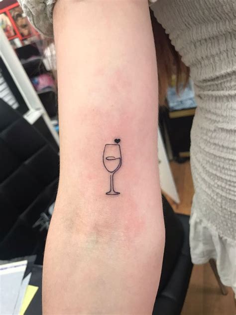 Tatuaje Minimalista Tatuaje De Vino Tatuajes Minimalistas Tatuajes