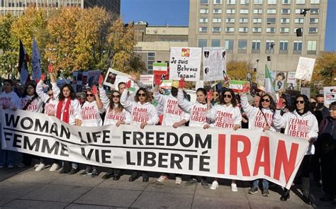 Femme Vie Liberté Manifestion De Solidarité à Montréal Pour Les