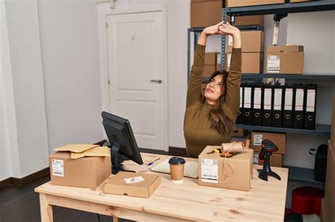 Joven Trabajadora De Negocios Latina Estirando Los Brazos En La Oficina Foto Gratis