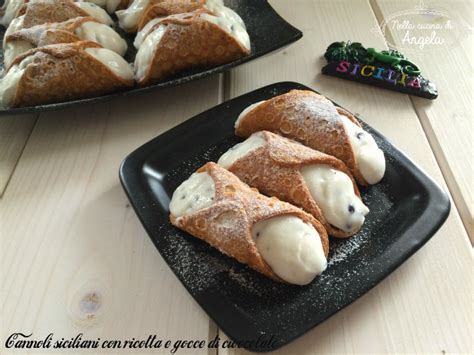 Cannoli Siciliani Con Ricotta E Gocce Di Cioccolato E Crema Fondente