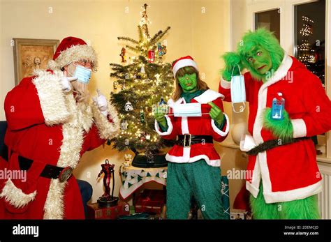 Santa Claus trata de explicar a la Grinch y a la Sra Grinch cómo usar