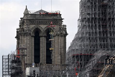 La Croix De Notre Dame De Paris Pos E Au Sommet De Sa Fl Che