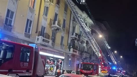 Incendio In Una Palazzina A Milano A Fuoco Il Tetto Di Legno Tutti