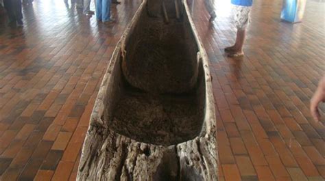 Canoa Antiga Fica Exposta Na Rodovi Ria De Fabriciano Di Rio Popular Mg