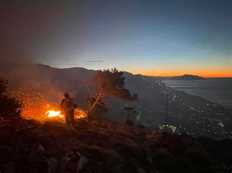 Forti Venti Alimentano Vasti Incendi In Liguria Boschi In Fiamme Sulle