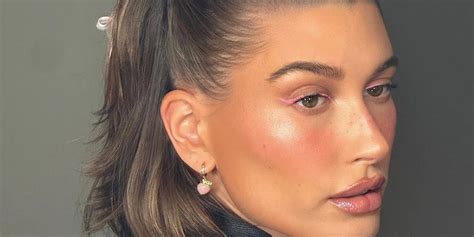 Hailey Bieber Y El Eyeliner Rosa Para Realzar Los Ojos Oscuros