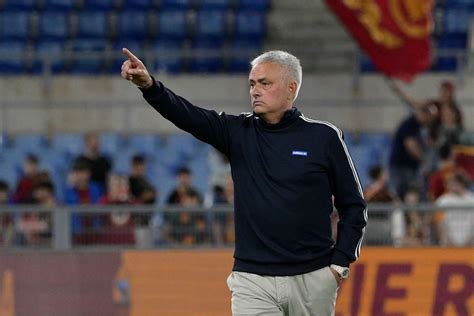 Dopo Il Gesto Arriva L Annuncio Mourinho Resta Alla Roma