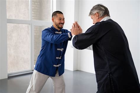 Vista Lateral Hombres Practicando Tai Chi Juntos Foto Gratis