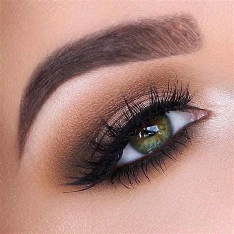 Best Eyeshadow Colors for Green Eyes: 3 of the Best Options