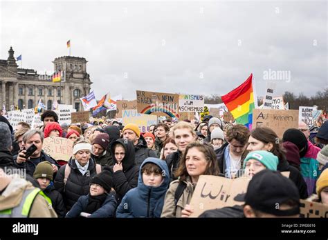 Teilnehmer Einer Demonstration Unter Dem Motto Aktionstag Hand In Hand