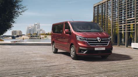 Renault Trafic Passenger (2021) - picture 3 of 12