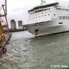 Un Barco Choca Contra Un Muelle Del Puerto De Barcelona Y Provoca Un