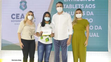 Governo do Ceará entrega tablets aos alunos do Ensino Médio da rede