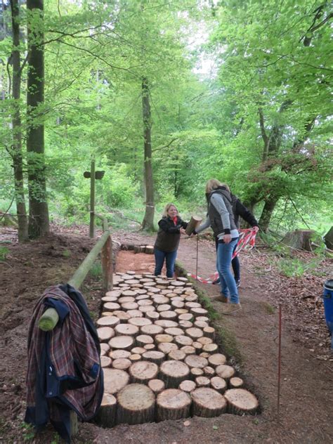 40 Helfer auf dem Barfußpfad in Nienhagen Naturpark Münden