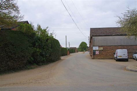 Footpath Through Middleton Hall Farm Glyn Baker Cc By Sa 2 0