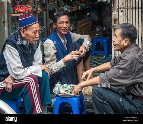 Felices Hombres Vietnamitas En Hanoi Fotografías E Imágenes De Alta