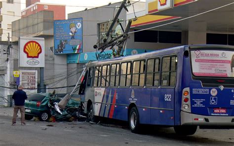 Acidente entre ônibus e carro deixa dois mortos em Santo André no ABC