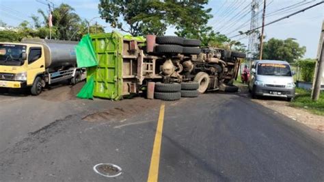 Hilang Kendali Truk Muatan Pasir Terguling Di Bangkalan