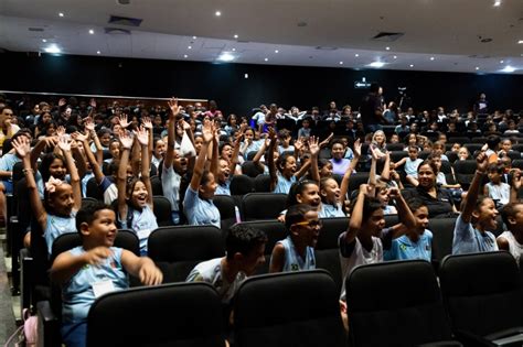 INSTITUTO USIMINAS PREMIA ALUNOS DE ESCOLA DE IPATINGA NOTEBOOKS