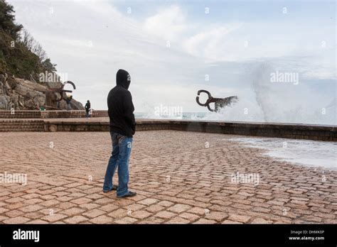 La Escultura De Eduardo Chillida Conocido Como Peine Del Viento