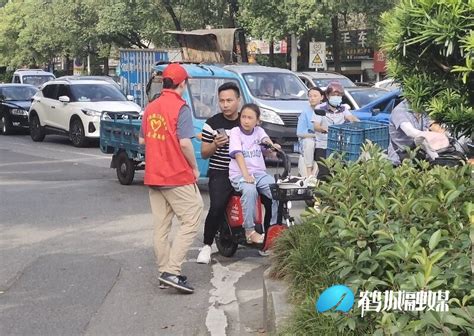 城中街道三角坪社区开展交通劝导助力文明出行乡镇街道鹤城区新闻网