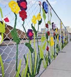 This is a cool way to make a chain-link fence cheerful! Yarnbombing ...