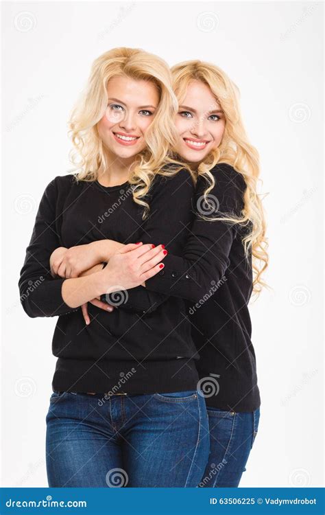 Étreindre Blond Attrayant De Deux Jeune Jumelles De Soeurs Image stock