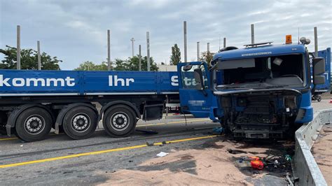 Lkw Kracht Auf A5 Bei Frankfurt In Baustelle Fahrer Schwer Verletzt