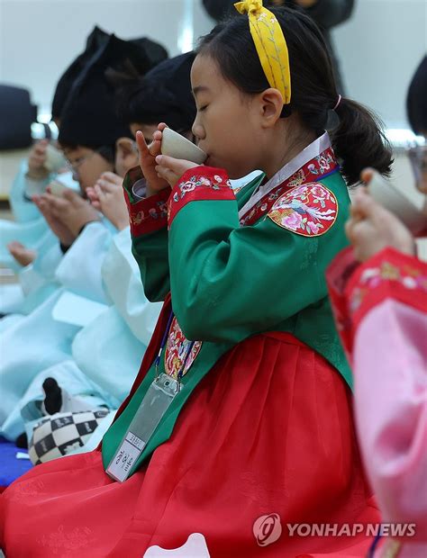 전통예절 배우는 학생들 연합뉴스