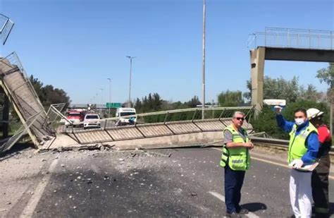 Video Un Camión Derribó Un Puente Peatonal En Buenos Aires Y Causó Demoras En La Ruta A La