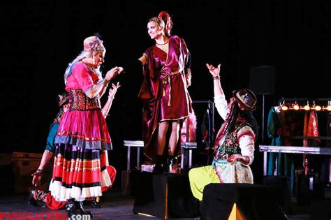 Les Caramels Fous Dans Le Cirque Plein Dairs Spectacle Gay